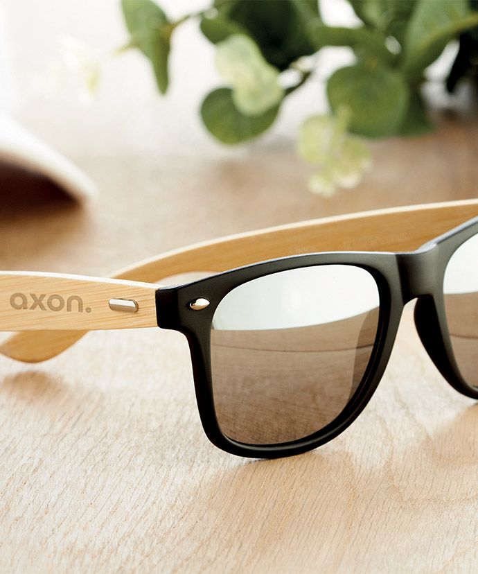 Lunettes de soleil personnalisées sur une table. Objets publicitaires estivaux.