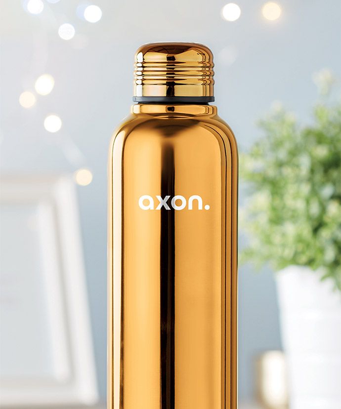 Gourde isotherme personnalisée dorée avec une plante en fond. Objet publicitaire pour l'hiver.