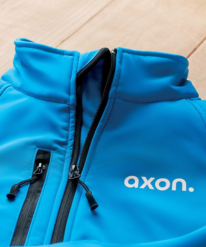 Veste personnalisée bleue sur une table. Vêtements publicitaires pour entreprise.