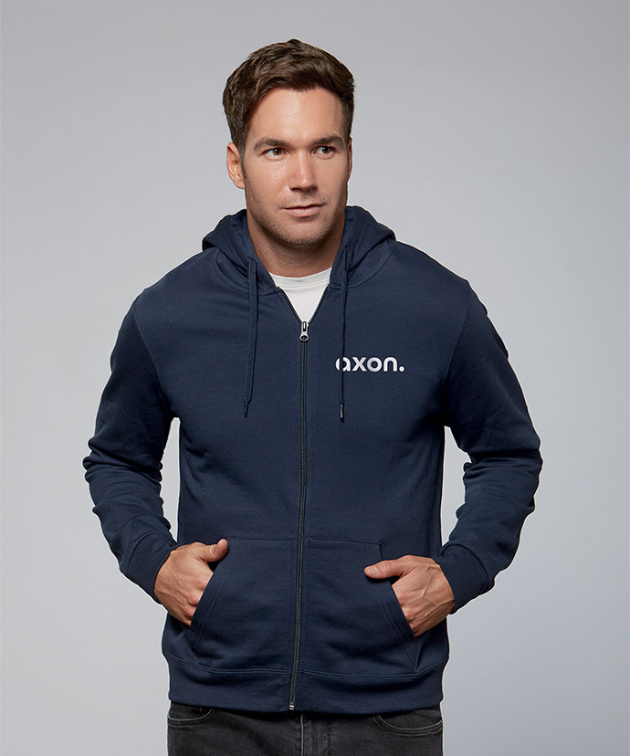 Homme portant un hoodie bleu foncé avec une longue fermeture éclair et un petit motif imprimé.