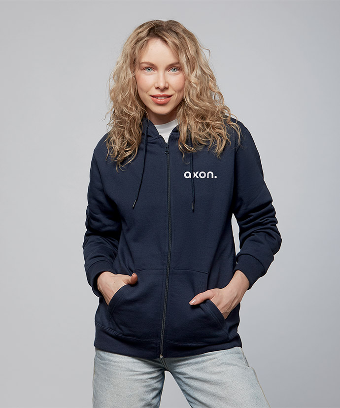 Femme portant un hoodie bleu foncé avec une longue fermeture éclair et un motif imprimé au niveau de la poitrine.