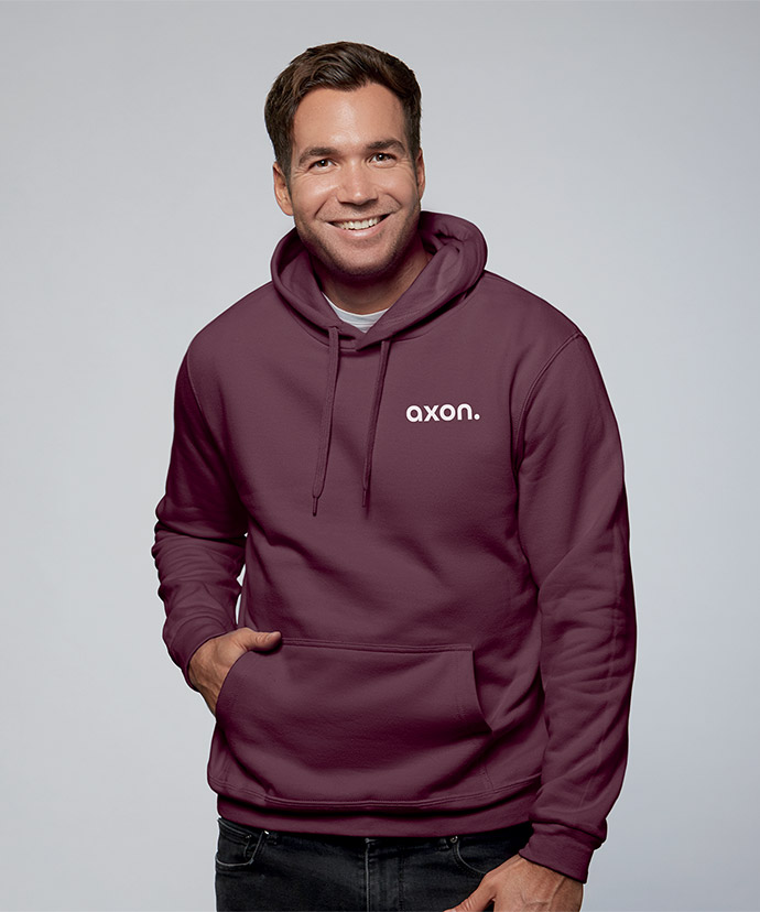 Homme portant un hoodie bordeau avec un motif imprimé à gauche sur la poitrine.
